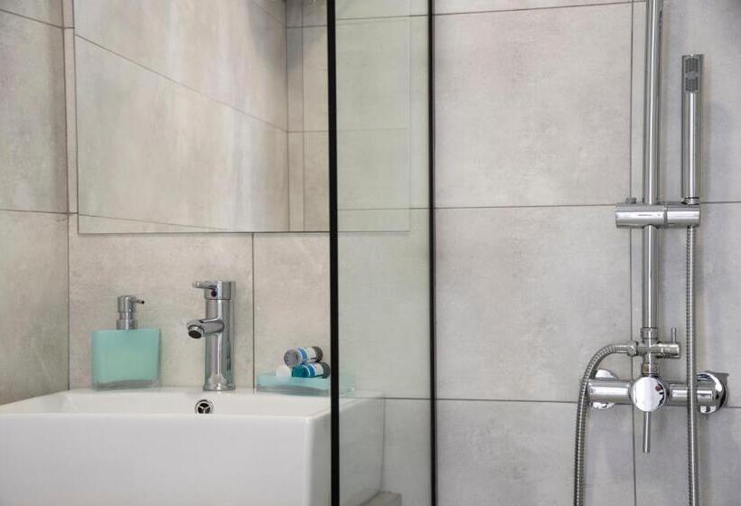 غرفة قياسية مطلّة علي البحر, Naiades Marina