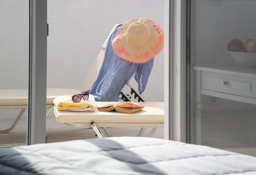 غرفة سوبيريور مطلّة علي البحر, Naiades Marina