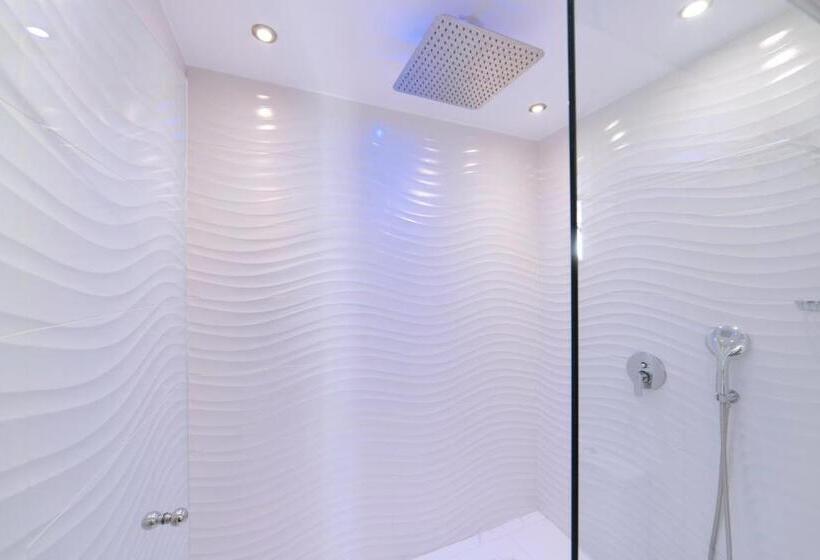 غرفة ديلوكس مطلّة علي البحر, Naiades Marina