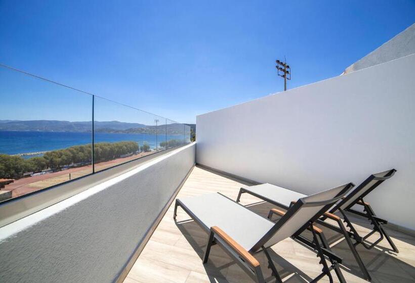 غرفة ديلوكس مطلّة علي البحر, Naiades Marina