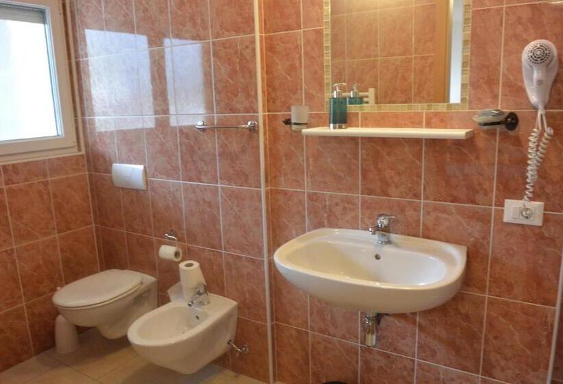 Трехместный Номер Стандарт с Балконом, B&b Maya
