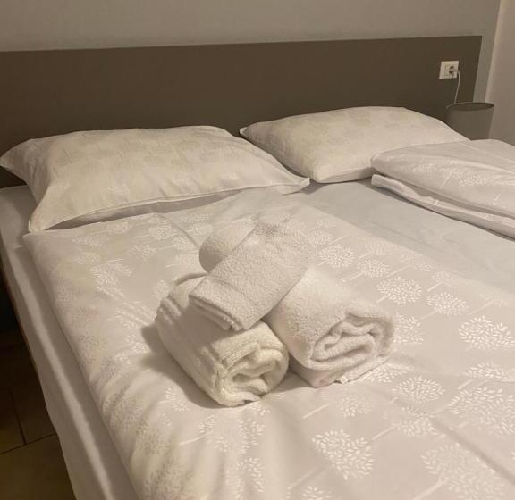 Трехместный Номер Стандарт с Балконом, B&b Maya