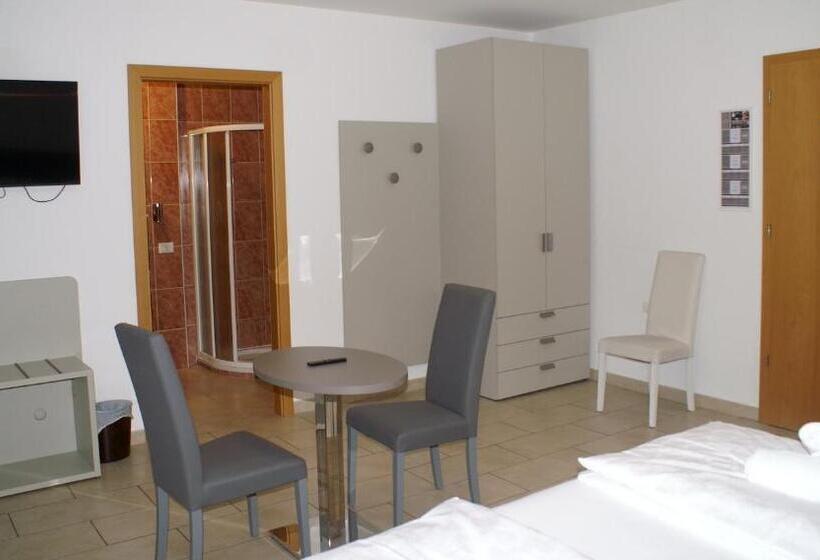 Camera Quadrupla Standard con Balcone, B&b Maya