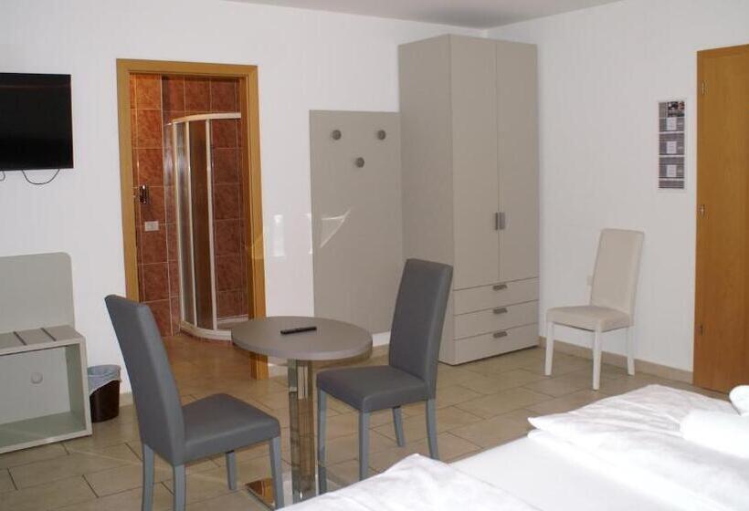 Camera Quadrupla Standard con Balcone, B&b Maya