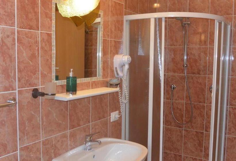 Четырехместный Номер Стандарт с Балконом, B&b Maya