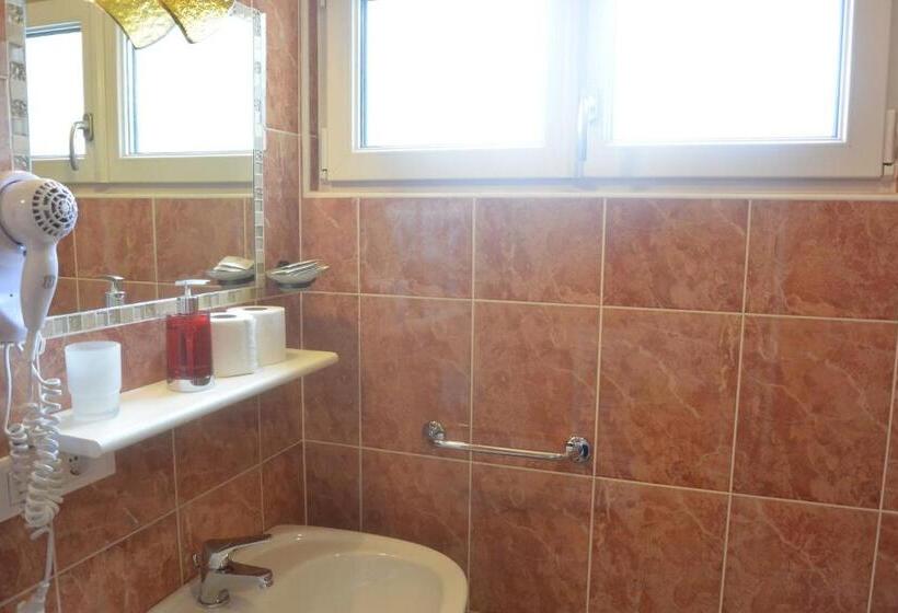 Camera Tripla Classica con Balcone, B&b Maya