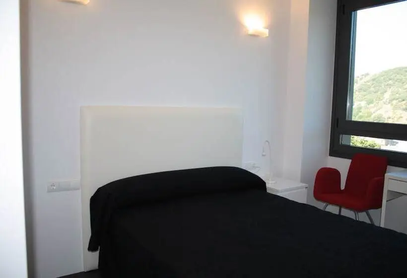 اتاق اکونومی, Hostal Tres Campanas