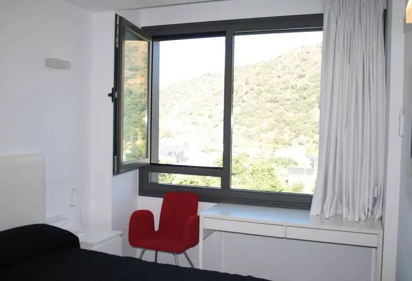 اتاق اکونومی, Hostal Tres Campanas