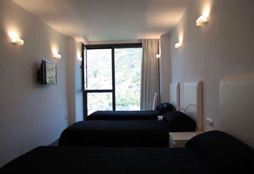 Номер Стандарт Трехместный, Hostal Tres Campanas