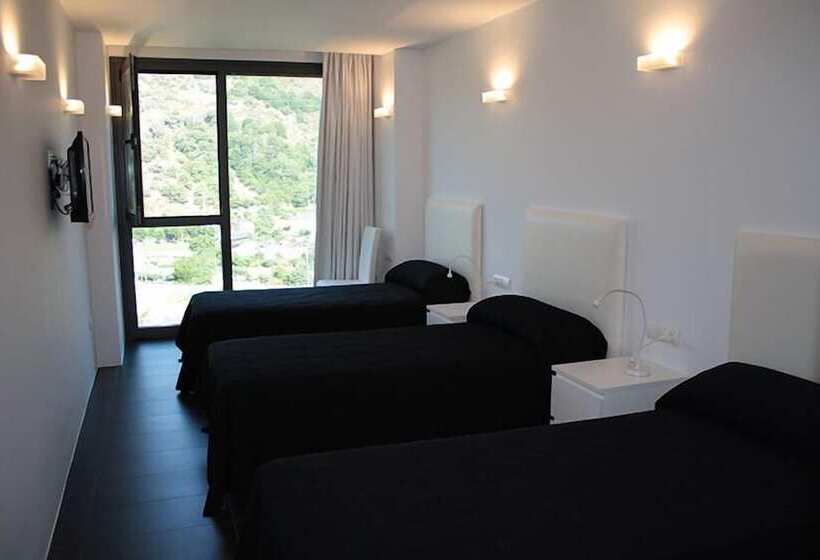 Номер Стандарт Трехместный, Hostal Tres Campanas