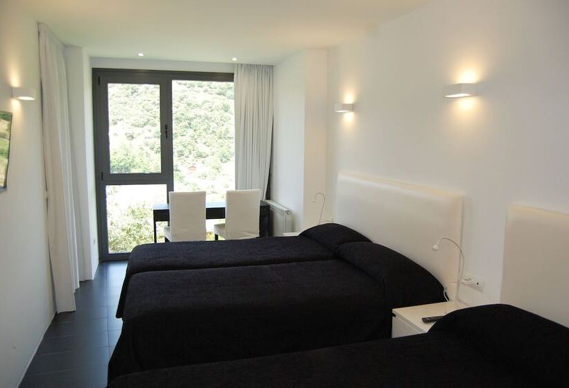 Четырехместный Номер Классик, Hostal Tres Campanas