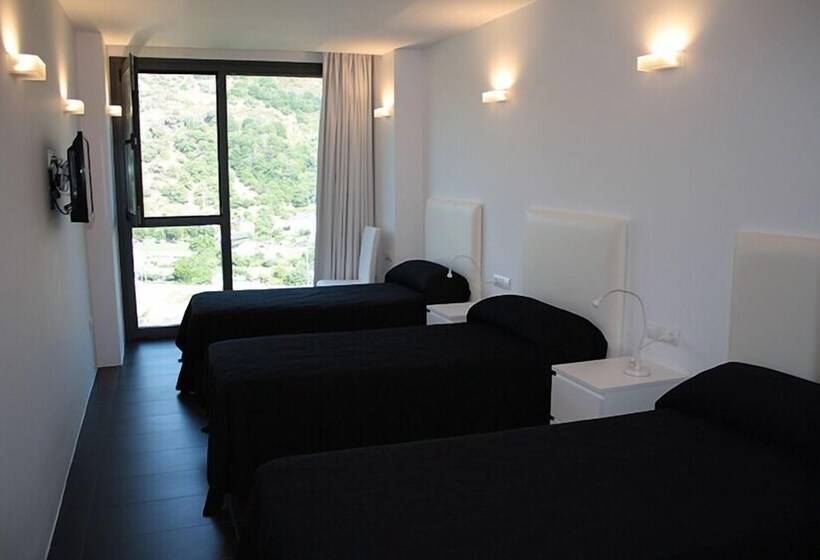 Номер Стандарт Трехместный, Hostal Tres Campanas