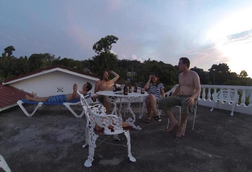 اتاق مستر, Tina's Guest House