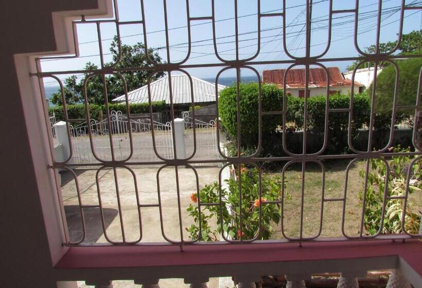 اتاق مستر, Tina's Guest House