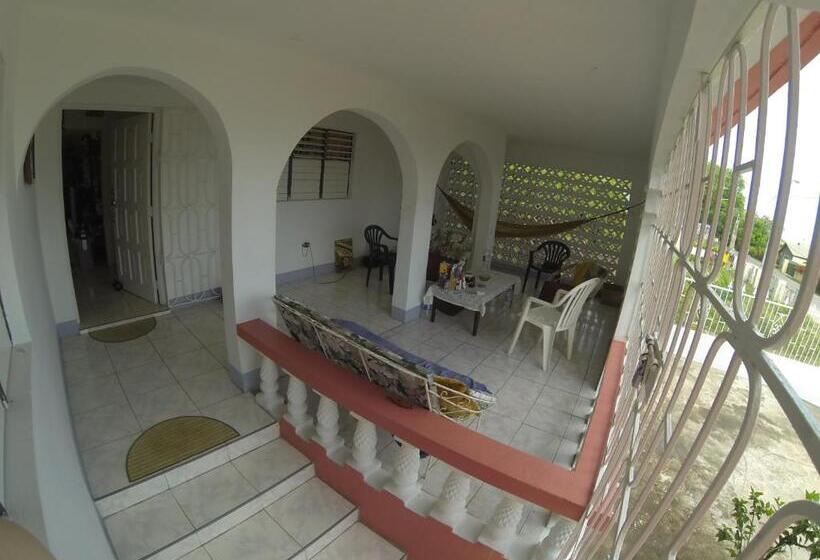 اتاق مستر, Tina's Guest House