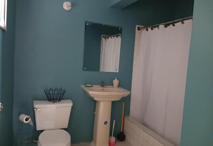 اتاق مستر, Tina's Guest House