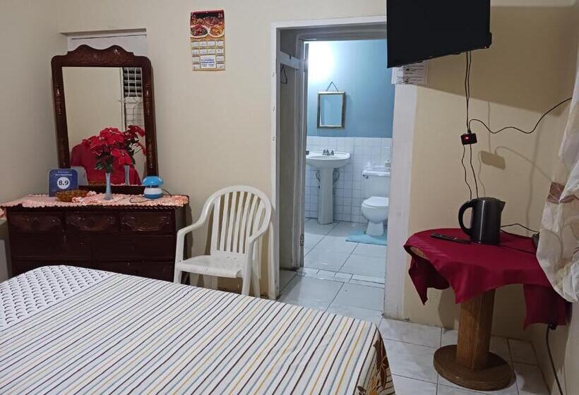 اتاق لوکس, Tina's Guest House