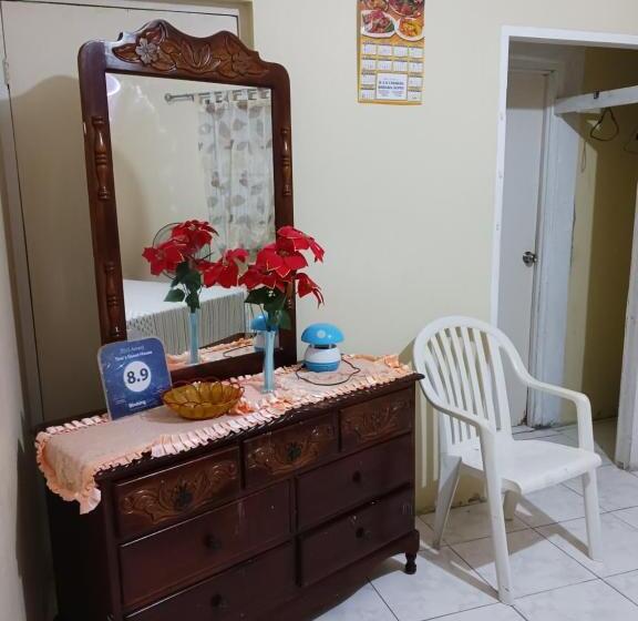 اتاق لوکس, Tina's Guest House