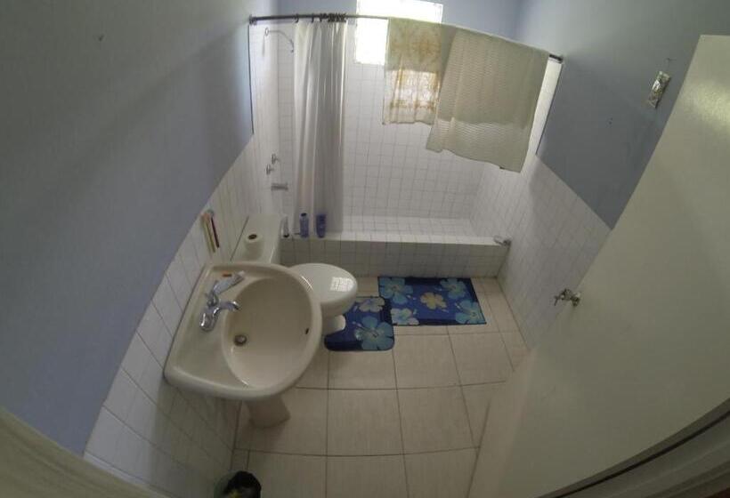 اتاق لوکس, Tina's Guest House