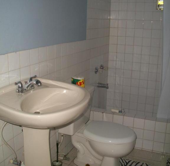 اتاق لوکس, Tina's Guest House