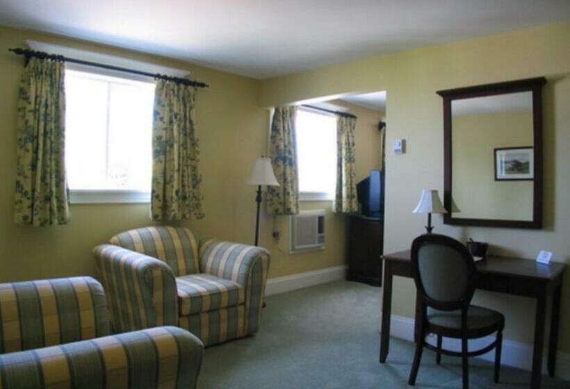 מיטת קינג בסוויטה, Shining Waters Country Inn