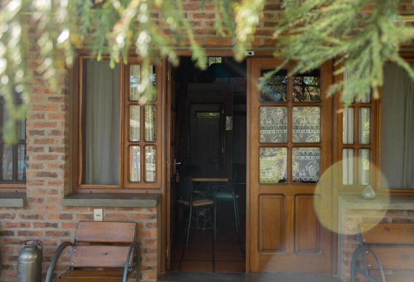 Семейное Бунгало, Hostal Canela