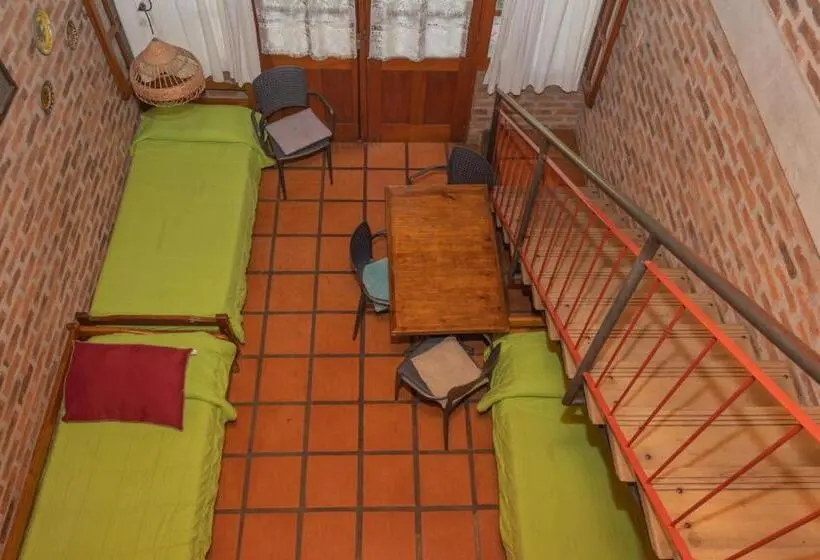 بنگله خانوادگی, Hostal Canela