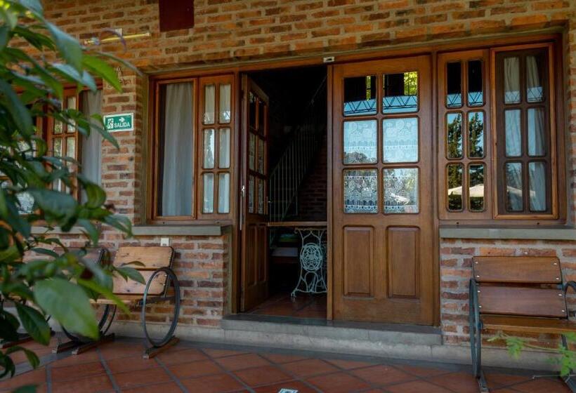 Семейное Бунгало, Hostal Canela