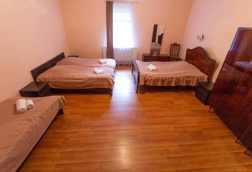 اتاق استاندارد چهارنفره با سرویس بهداشتی مشترک, Eka&nino Guesthouse