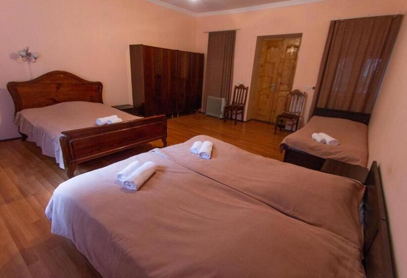 اتاق استاندارد چهارنفره با سرویس بهداشتی مشترک, Eka&nino Guesthouse