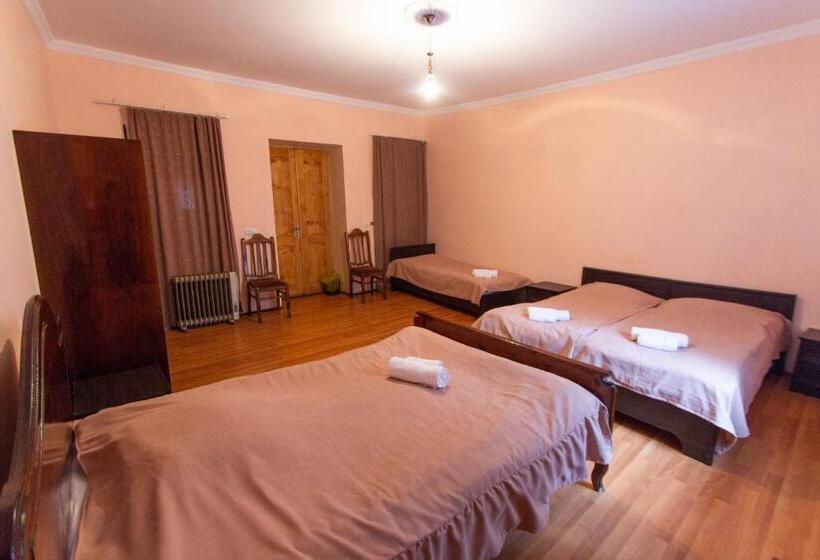 اتاق استاندارد چهارنفره با سرویس بهداشتی مشترک, Eka&nino Guesthouse