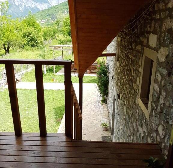 Quarto Triplo Estandar, Shpella Guesthouse Theth