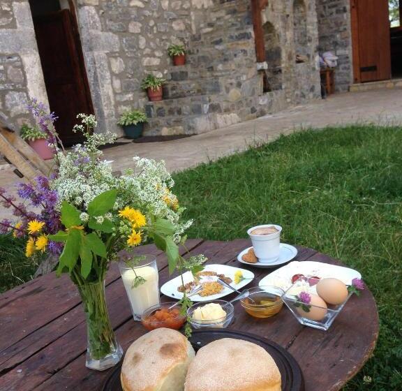 Quarto Triplo Basic, Shpella Guesthouse Theth