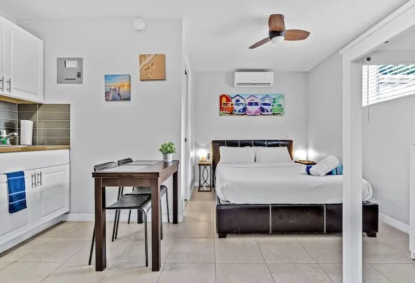 استودیوی استاندارد, The Blue House Fort Lauderdale