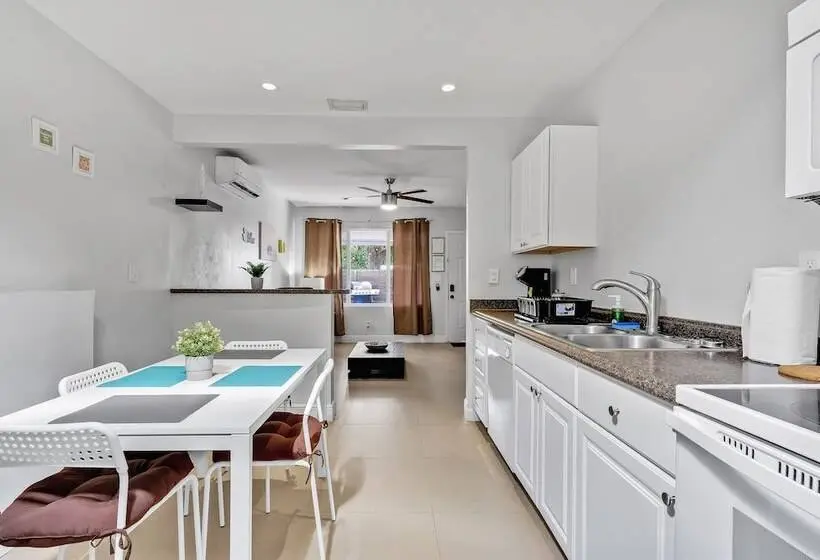 ویلای لوکس 1 خوابه, The Blue House Fort Lauderdale