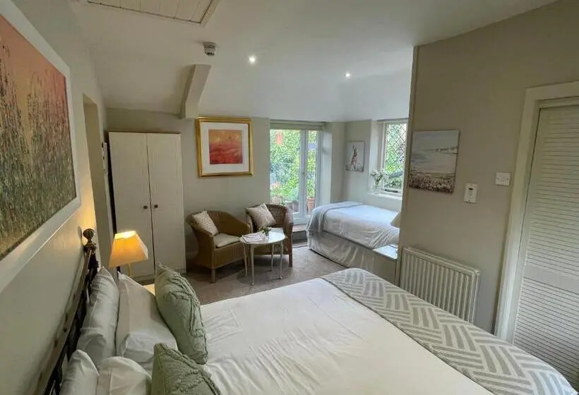 Quarto Familiar, The Old Forge