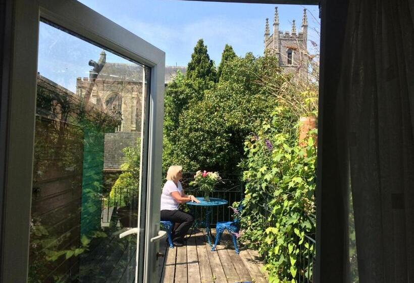 Pokój Rodzinny, The Old Forge