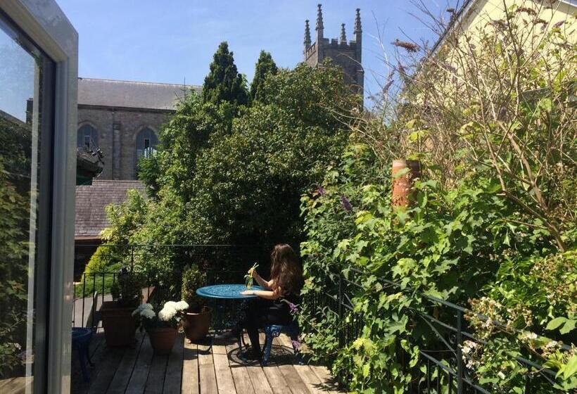 Pokój Rodzinny, The Old Forge