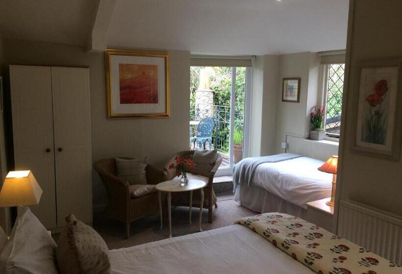 Pokój Rodzinny, The Old Forge