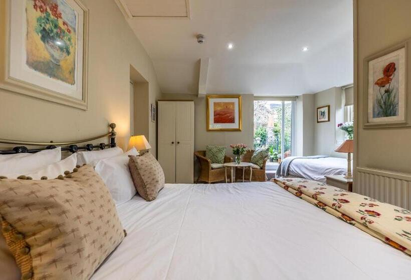 Pokój Rodzinny, The Old Forge