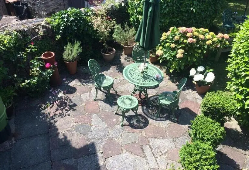 Quarto superior vista jardim, The Old Forge