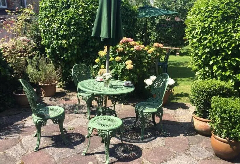 Quarto superior vista jardim, The Old Forge
