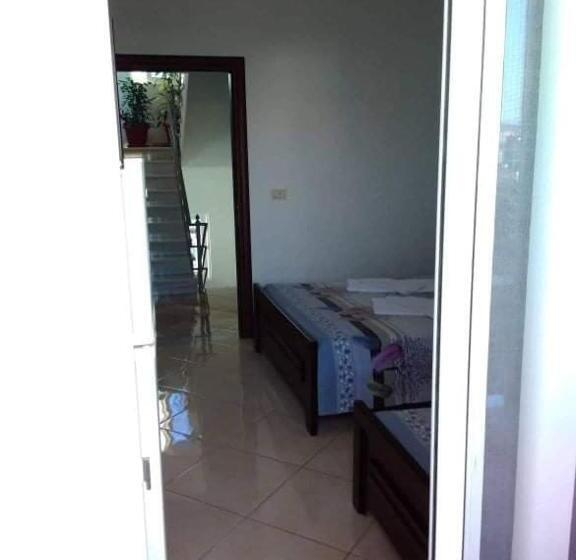 スタンダードトリプルルーム, Vila Ester