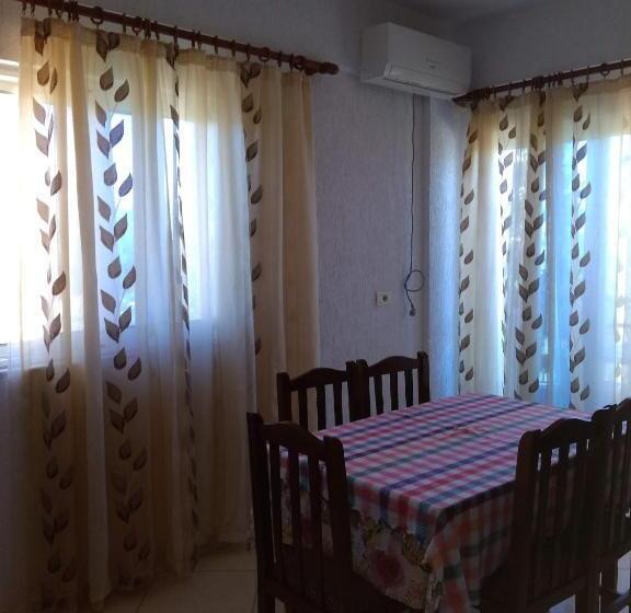 דירת שני חדרים, Vila Ester