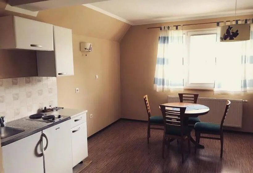 آپارتمان 1 خوابه با بالکن, Apartment And Rooms Maraton