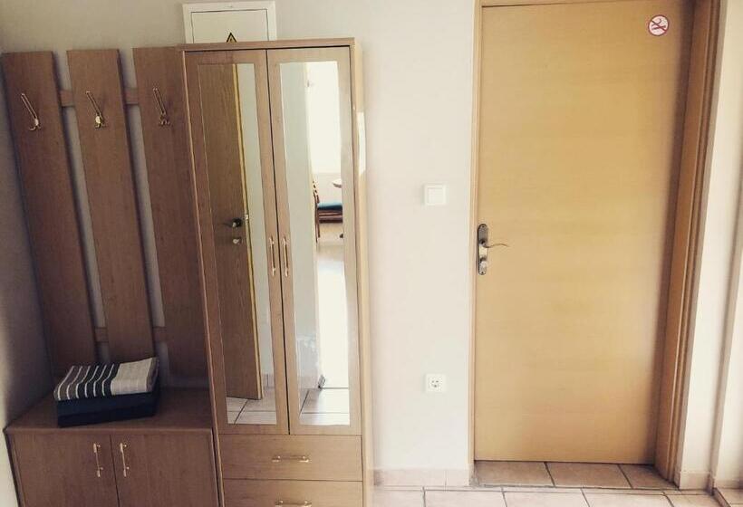 آپارتمان 1 خوابه با بالکن, Apartment And Rooms Maraton