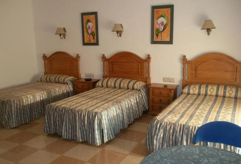 Standard Kolmen Hengen Huone Puutarhanäkymä, Hostal Los Rosales