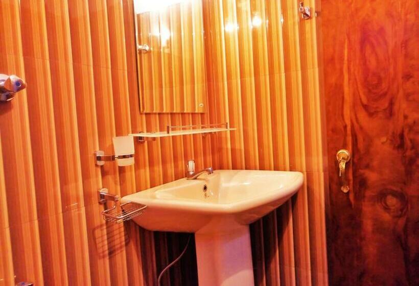 חדר משפחתי, Sunny Side Villa