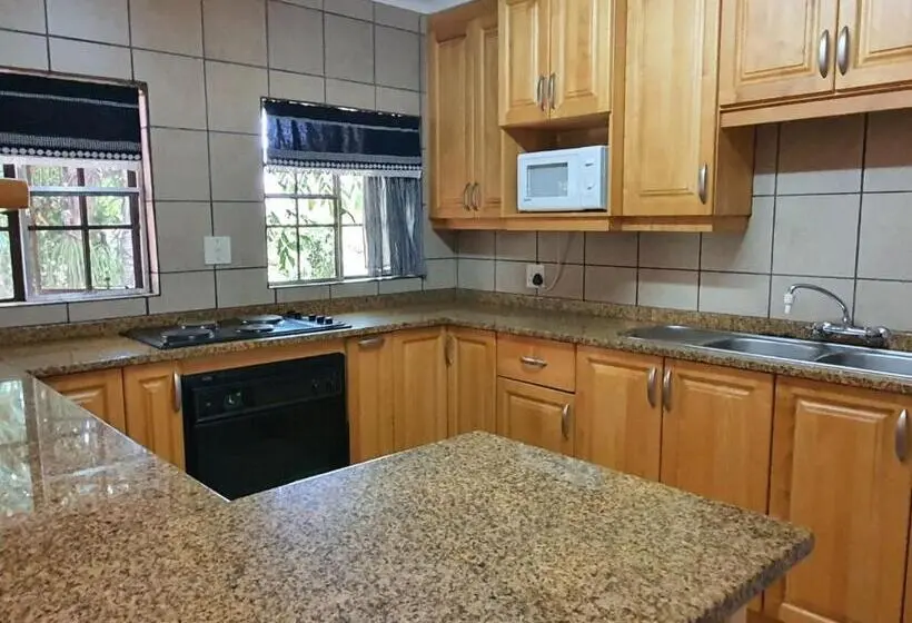 اتاق استاندارد سه نفره, Tamboti House