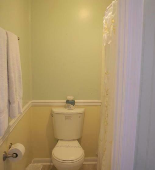 이코노미 룸, Blackbeard's Lodge